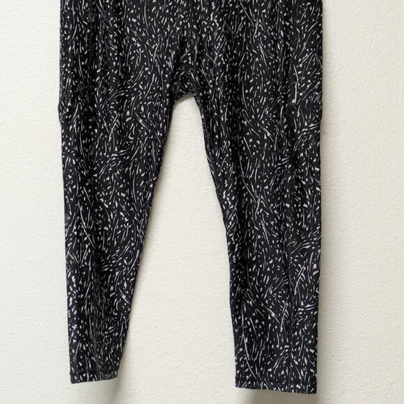 MARIKA Black and White Printed Abstract Cropped Leggings - Size 1X - Picture 2 of 6